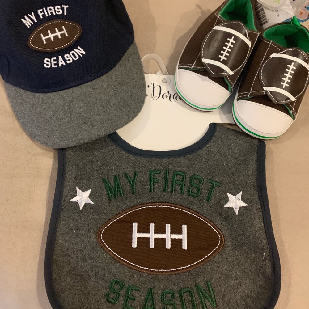 So ‘dorable bib/hat/shoes/football themed